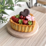 95 ＊ハートと苺のタルト＊　ミニチュアスイーツ　粘土　ドールハウス　オブジェ　クレイケーキ　フェイクフード
