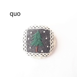 木の刺繍のブローチ
