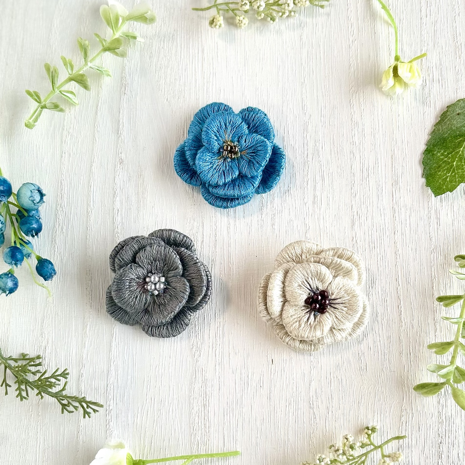 刺繍花のブローチ 紫色 - bloomy's GALLERY | minne byGMOペパボ