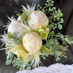 ピオニーのクラッチブーケ（ブートニアの2点セット）　ウェディング・披露宴・フォト撮影・ガーデンパーティ・トスブーケなどに・・・　