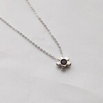 #102　フラワーモチーフネックレス　小花ペンダント　s925　韓国　可愛い　おしゃれ　シンプル　小ぶり　レディース　アレルギー対応　