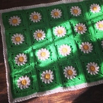 【ラスト1点半額です！】花のマルチクロス　約29×37㎝　かごに掛けたり　ぬいぐるみのブランケットにも◎ 黄緑に近い緑色です　花柄　ナチュラル　鮮やか　敷物　インテリア　マット　かぎ針