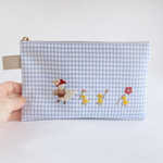 刺繍　フラットポーチ＊花かごアヒルの親子　ブルー