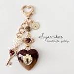 🤎 Sugar's  chocolaterie series ✵ ハートのガラスビジューとBIGなマーブルハートチョコの錠前風 キーホルダー バッグチャーム