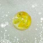 【再販】大人気✨沖縄琉球ガラス、虹のかけら入り丸ドーム型ヘアゴム黄色☆送料無料