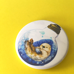 ラッコ電球（海）缶バッジ