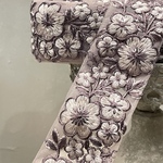 [真ん中] [実物のお色味と違う場合があります] インド刺繍リボン　花　インド刺繍　スパンコール　刺繍リボン　リボン　りぼん　※10月8日よりゆうパケットにて発送