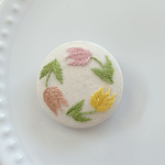 刺繍くるみボタン（ヘアゴム/ブローチ）