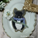 【ブラックベルベット①】お花を持つチンチラの手刺繍ブローチ【lilla ekorren🪡🧶】