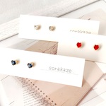 赤いハートの小さなピアス