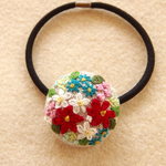 花の刺繍 くるみボタンヘアゴム