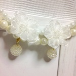 白いお花とパールボールのイヤリング🎀