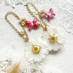 ホワイト🤍お花まるごと、つるっとコーティングチャーム🌼🌿/レジン/大人可愛い/ジニア