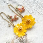 ミモザイエロー💛お花まるごと、つるっとコーティングチャーム🌼🌿/レジン/大人可愛い/ジニア
