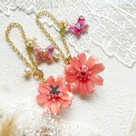 マカロンピンク🩷お花まるごと、つるっとコーティングチャーム🌼🌿/レジン/大人可愛い/ジニア