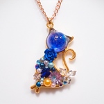 猫のネックレス レジン ねこ 薔薇 ビジュー パール 蝶々 青色