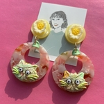1点 キョロキョロおめめの猫 ポップフラワーvintageピアス⭐️イヤリング フラワー キッチュ レトロ 個性的 昭和レトロ レトロポップ 猫 ねこ vintage カラフル 猫ピアス 古着 大ぶり