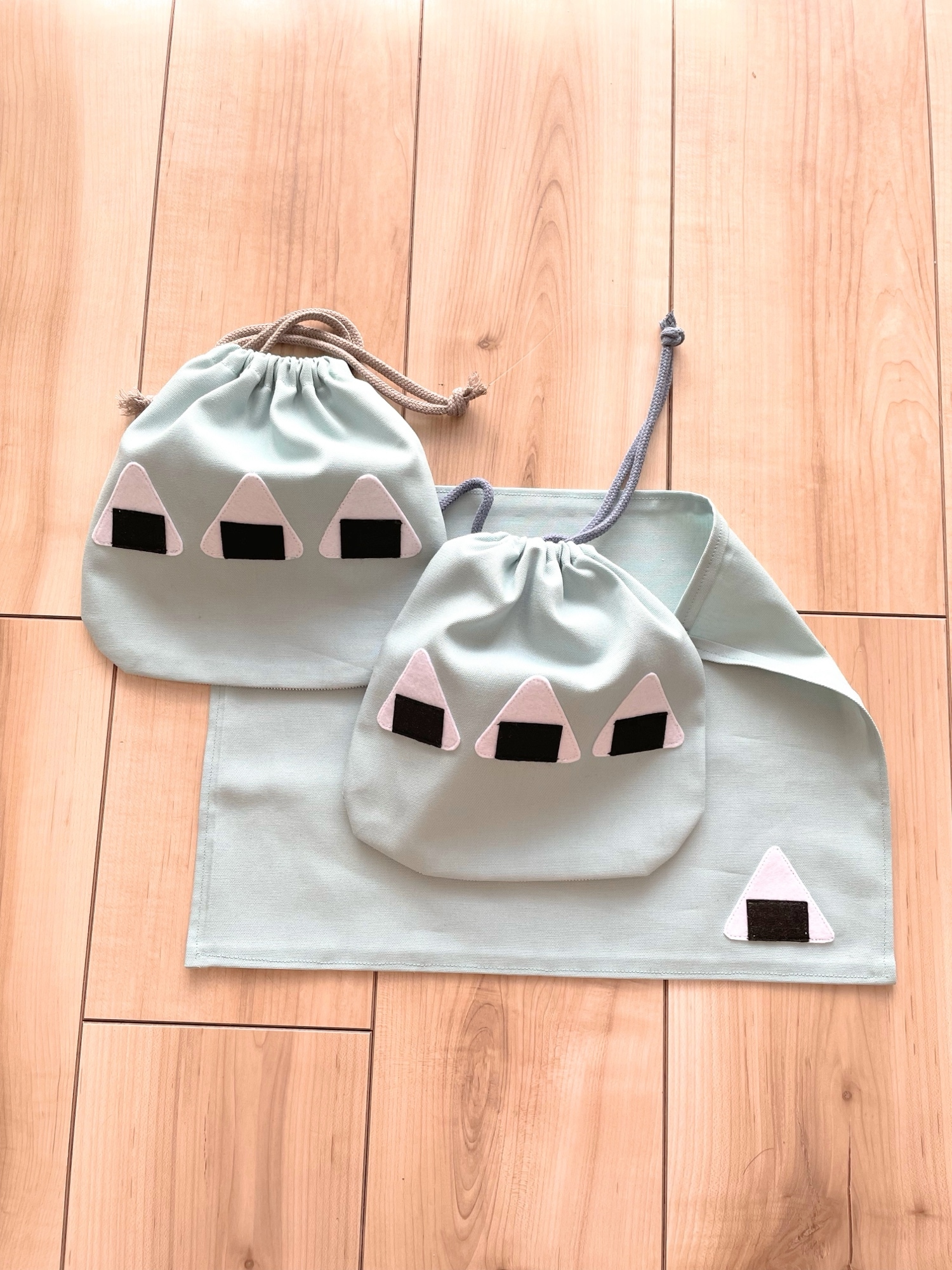 TOOT様専用　おにぎり巾着とランチョンマットセット等　モスグリーン淡い青緑色 巾着 おにぎりの通販