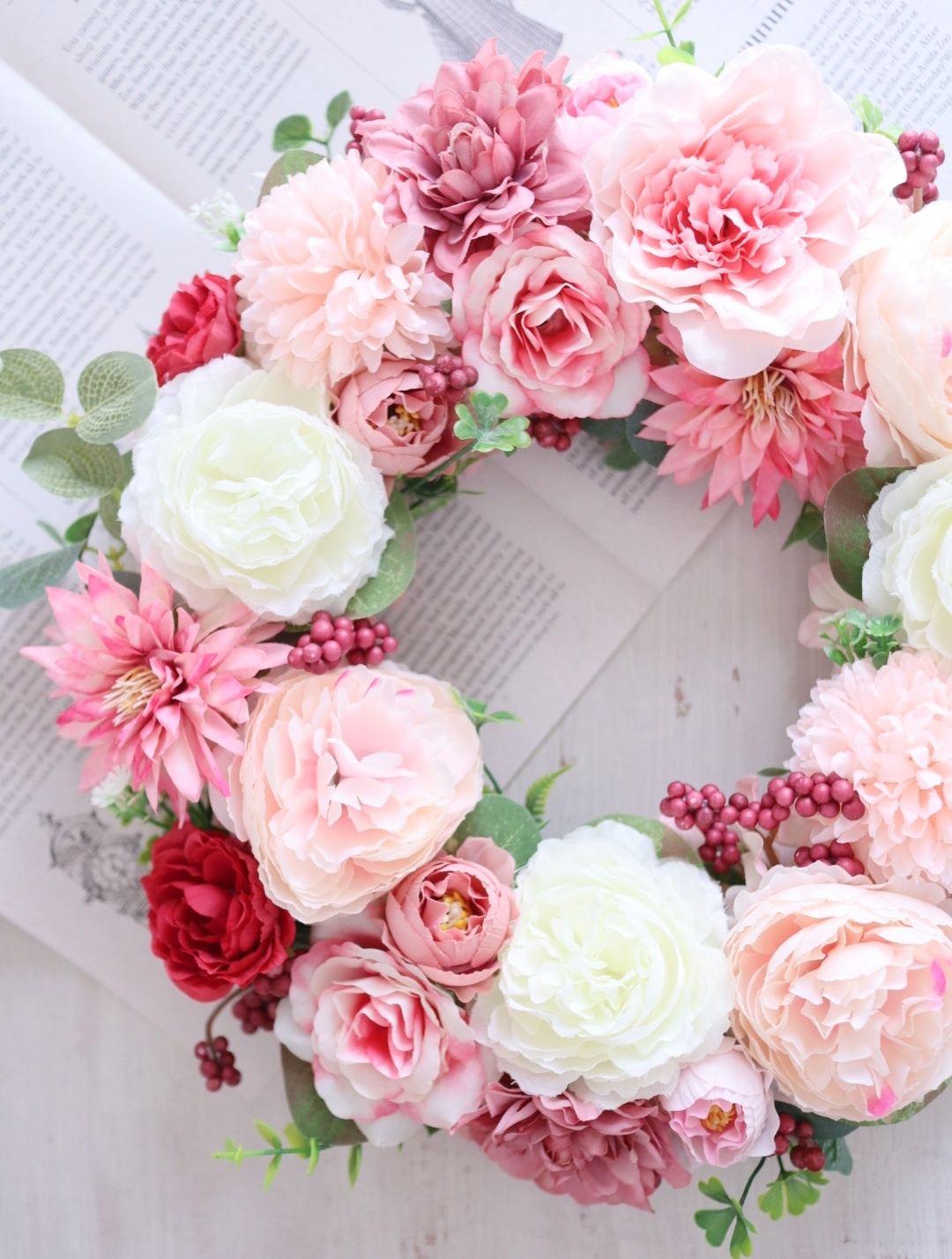 バラ、ダリアを使った大きめのアーティフィシャルフラワーリース