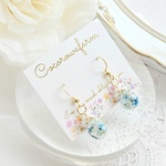 かすみ草 と 小さなビーズ の レジン イヤーアクセサリー ( ブルー )・ 花 ・ ドライフラワー / ピアス / イヤリング  ( 金属アレルギー対応 )