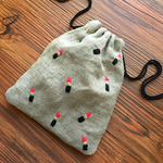 リップ柄刺繍巾着