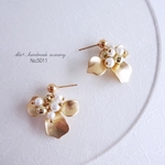 No.5011　マットゴールド花びらとパール　　ピアス/イヤリング
