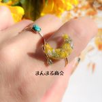 【月のヒカリ】三日月／イエロー／ミモザ／ボタニカル／小ぶり／ドライフラワー／押し花／ユーフォルビア／押し花／ビタミンカラー／大人かわいい／フリーサイズ／リング／ストーン／フォークリング