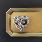 Silver Beads Reunion　ビンテージボタンつき   ハートのビーズ刺繍ブローチ