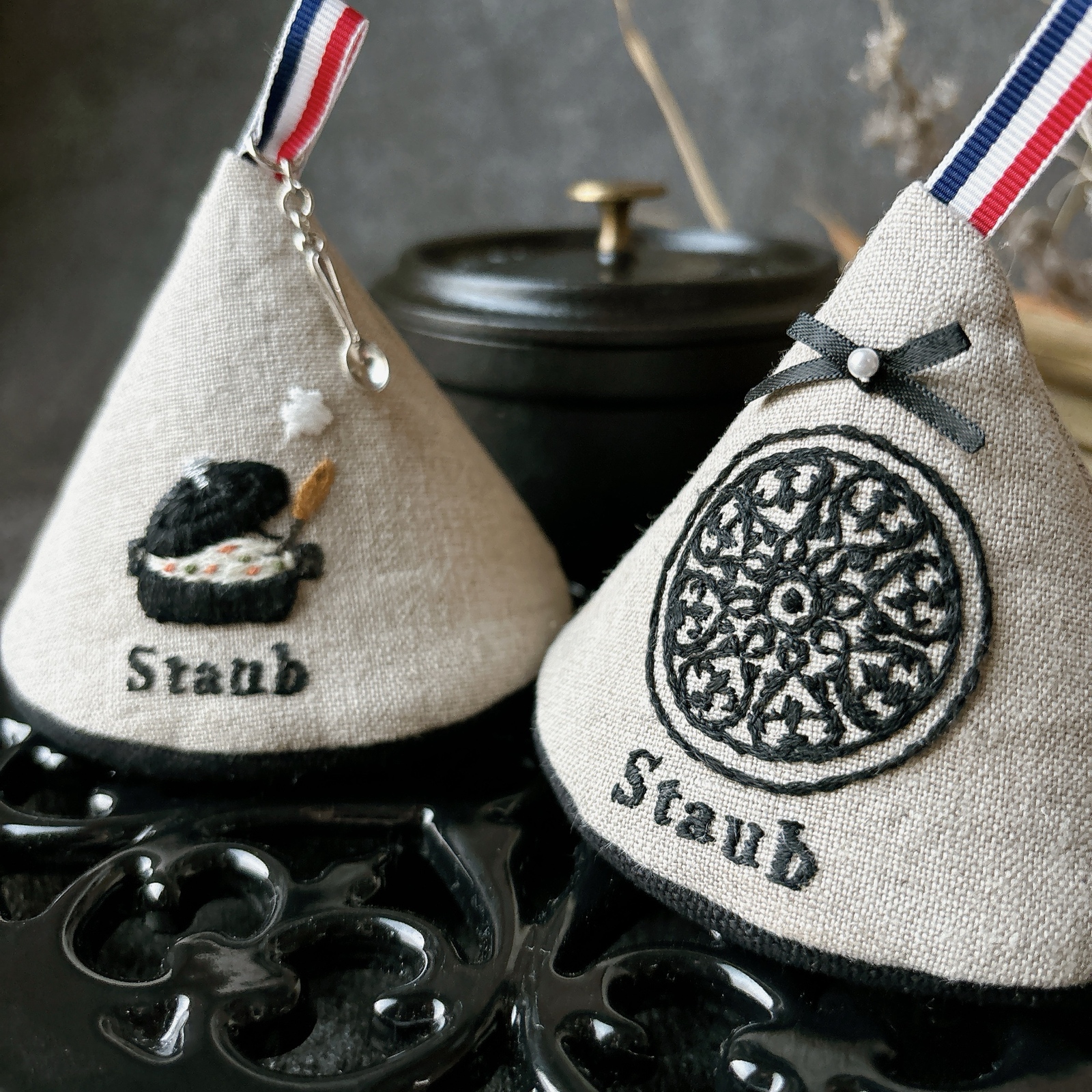 ストウブ 三角鍋つかみ STAUB キッチンミトン 刺繍 三角ミトン リリー