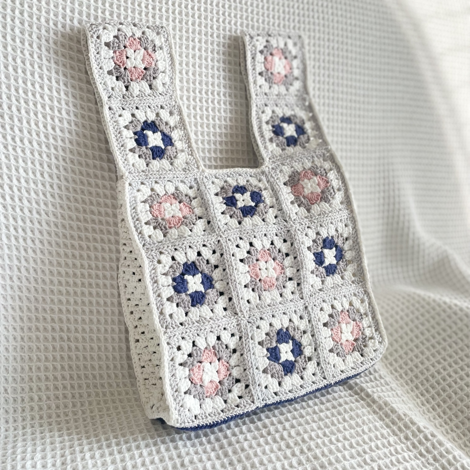 大判　ハンドメイド　グラニースクエア　モチーフ編み　マルチカバー ハンドメイド グラニースクエア 花モチーフ マルチカバー 約39cm