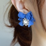 ブルーリボンのビジューピアス