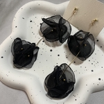 シフォンフラワー　ブラック　フラワー　花　揺れる　ウェーブ　ピアス　イヤリング　イヤーカフ　ウェディング　結婚式　二次会　カラードレス　大ぶり