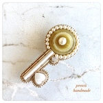 Key 鍵　ビーズ刺繍ブローチ
