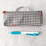 黒のギンガムチェック　ペンケース　タブ付き18㎝ファスナー　ラミネート生地