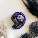 ビーズ刺繍【勾玉・玉虫色】ビーズブローチ