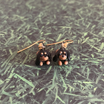 伏せするダックスちゃんピアス