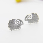 【2点入り(1セット)】可愛い羊シルバーピアス