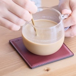 コーヒータイムに特別な革のコースター 自宅カフェ