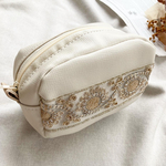 インド刺繍リボン  ポーチ  マルチポーチ ファスナーつき スクエア コスメポーチ ベージュ  フェイクレザー ペンケース メイクポーチ 旅行  普段使い  淡色 