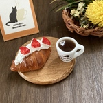 ミニチュアスイーツ　いちごクロワッサンサンドとコーヒーセット