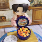 「伯父さんのお土産のクッキー缶」　オビツ11サイズ　ミニチュア