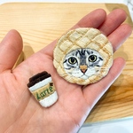 猫のパン祭り　メロンパン　サバトラ　アメショ　ミニブローチ付き　刺繍ブローチ