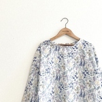 LADY'S★コットンローンのボートオフネックブラウス/blueflowers