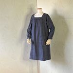 ネイビー　豆絞りプリント　スクエアネックの後ろボタンのかっぽう着　95