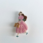 20日21時から☆myself no.27 ピンクのワンピースの 女の子 ブローチ　ビーズ刺繍