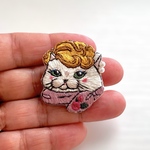 刺繍 ブローチ ☆ 花 スカーフの マダム 猫タン