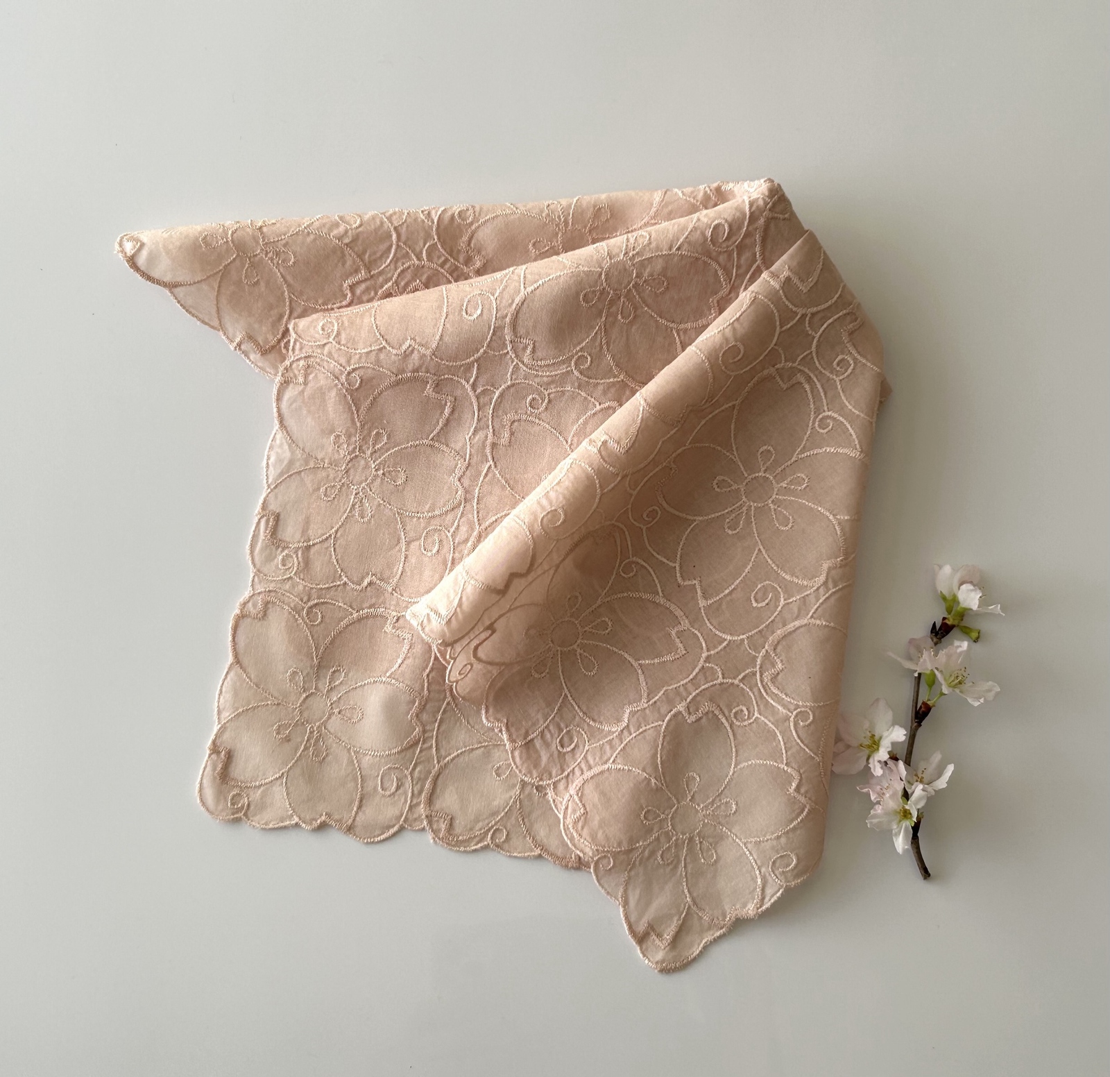 ハンドメイドハンカチ　桜姫様 コットンのレース付き刺繍ハンカチ☆桜 | iichi 日々の暮らしを