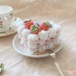 あみぐるみ　ハートの３段ケーキ♡🍓  横約11.5cm  手編み
