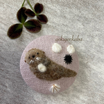 ハーフリネン生地刺繍ブローチ