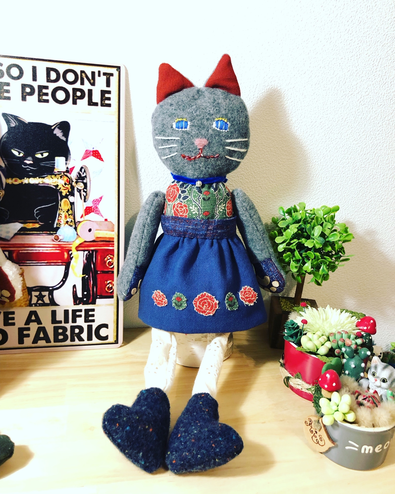 布ぬいぐるみ猫　お座り猫　癒し　肉球あり　薔薇アップリケ　ローズちゃん 布ぬいぐるみ猫 お座り猫 癒し 肉球あり 薔薇アップリケ ローズちゃん